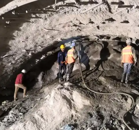 金平隧道拱顶带模注浆料，微膨胀注浆料的特点及施工工艺